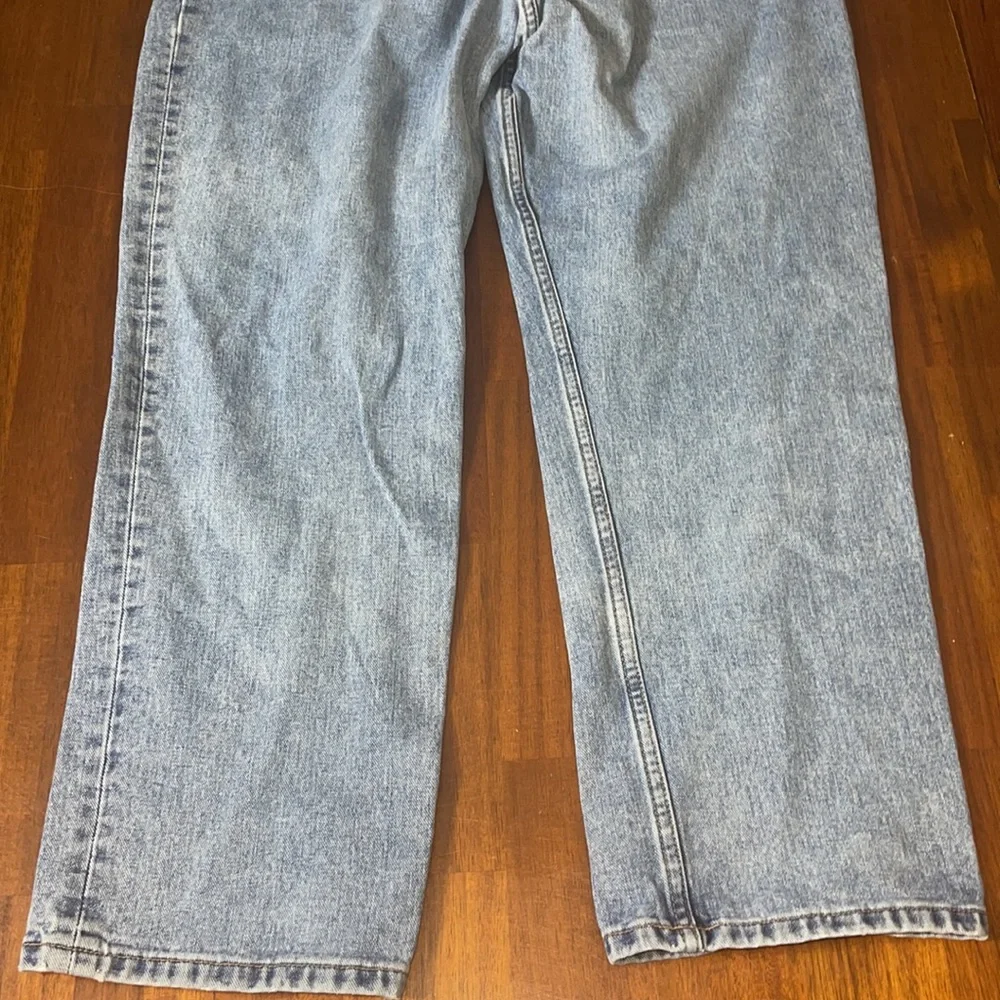Tommy Hilfiger mens relaxed fit jeans. Size 36 inseam 30. EUC. Light blue wash